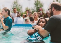 Como é Feito o Batismo nas Águas Evangélico | Estudo Bíblico